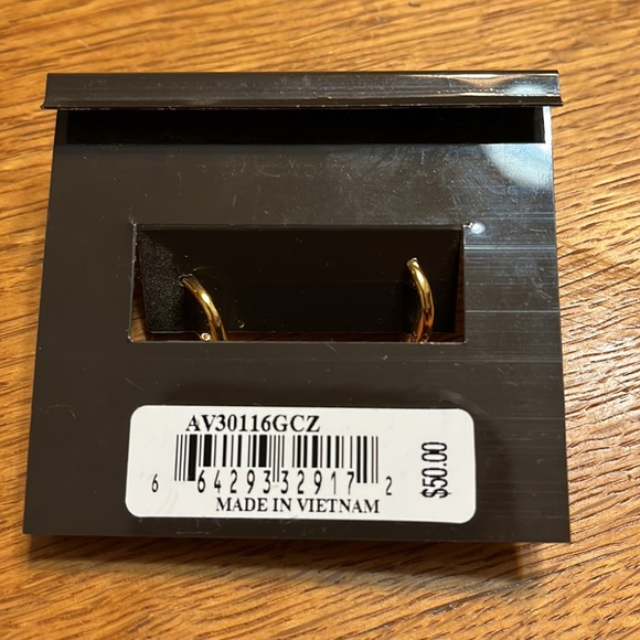 NWT Gold Toned Crystal Earrings - Picture 3 of 4